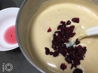 16、红糖蔓越梅蛋糕,加入浸泡后的蔓越梅，翻拌几下即可。