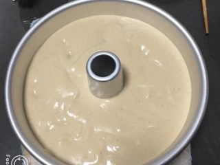 17、红糖蔓越梅蛋糕,蛋糕糊倒入模具，震几下消泡。