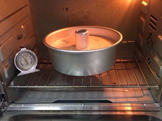 18、红糖蔓越梅蛋糕,烤箱预热至150度，模具送入烤箱烤制40分钟。