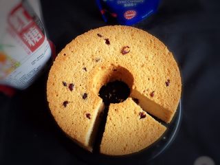 22、红糖蔓越梅蛋糕,切开后就可以品尝了。