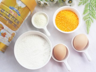 1、黄金米粉球,食材①米粉100g&nbsp; ② 鸡蛋2个 ③澳优能立多G4奶粉2勺 ④面包糠50g。