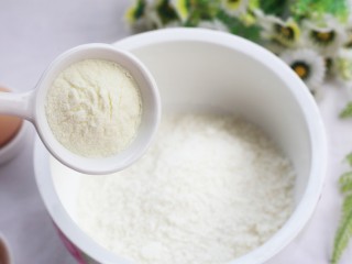 3、黄金米粉球,加入2勺澳优能立多G4奶粉。