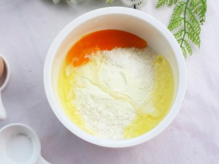 4、黄金米粉球,磕入鸡蛋。
