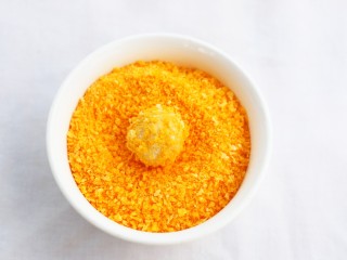 7、黄金米粉球,裹上一层面包糠。