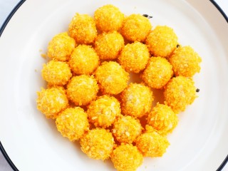 8、黄金米粉球,全部做好。