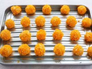 9、黄金米粉球,米粉球放入烤盘中。