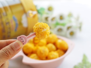 15、黄金米粉球,吃一个。