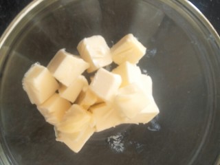 1、法式????杏仁草莓塔????,【第一层】软化黄油60g冬天烤箱开发酵模式是20分钟。