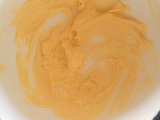 4、法式????杏仁草莓塔????,搅拌均匀。