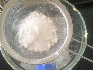 5、法式????杏仁草莓塔????,称30克糖粉。