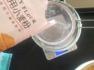 7、法式????杏仁草莓塔????,称120克低筋面粉。