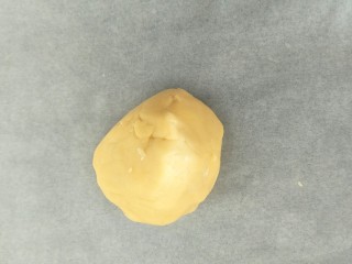 11、法式????杏仁草莓塔????,放在一张油纸上。