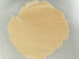 12、法式????杏仁草莓塔????,再盖一张油纸，用擀面杖擀成一个厚薄均匀，的面片大小比模具稍大一圈就可以。