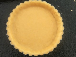 13、法式????杏仁草莓塔????,盖在磨具上。注意底部和边缘要贴合。(用边角料我做了一个小蛋挞模。)