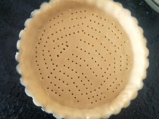 15、法式????杏仁草莓塔????,在底部戳上的小洞。这不是为了防止烤考的时候塔底鼓起来。完成后放入冰箱冷藏一下。