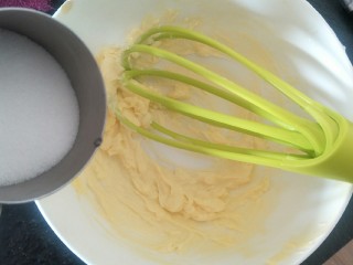 17、法式????杏仁草莓塔????,用打蛋器吧软化的黄油稍微打开，加入50克细砂糖。