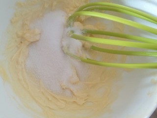 18、法式????杏仁草莓塔????,再用打蛋器搅拌一下。