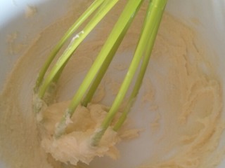 19、法式????杏仁草莓塔????,把细砂糖和黄油稍微搅和在一起。