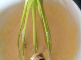 21、法式????杏仁草莓塔????,如果用的是冰箱里的鸡蛋的话。就会出现温差面糊会出现小颗粒。(不要慌，有解决的办法。)看下图。