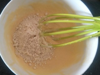 25、法式????杏仁草莓塔????,全一次性全加入。用打蛋器慢慢搅拌。