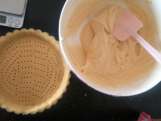 27、法式????杏仁草莓塔????,把冰箱里的搭皮拿出来。