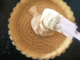 28、法式????杏仁草莓塔????,放上杏仁糊。