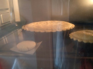 30、法式????杏仁草莓塔????,烤上180°烤25-30分钟，看上色程度。