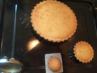 31、法式????杏仁草莓塔????,考好拿出来晾凉，不要着急脱模。