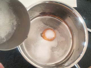 33、法式????杏仁草莓塔????,放上十克细砂糖。加7克玉米淀粉。