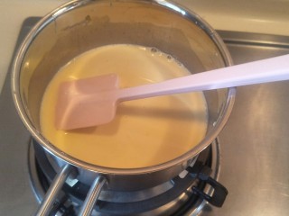 35、法式????杏仁草莓塔????,灶台开最小的火慢慢煮制。