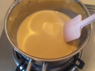 36、法式????杏仁草莓塔????,要用最小的火哦。一开始是液体。