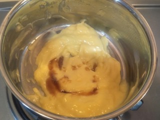 37、法式????杏仁草莓塔????,慢慢的就会变成粘糊状，加入两毫升香草精