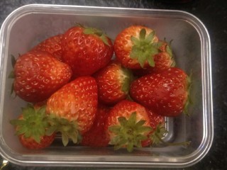 40、法式????杏仁草莓塔????,【第四层】拿出颜值优秀的草莓。