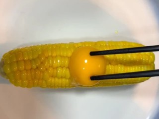 1、香酥炸玉米,准备一根熟的甜玉米