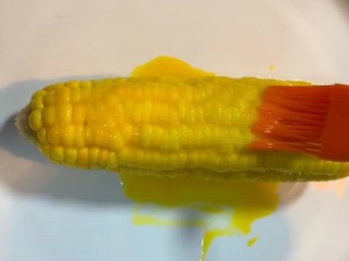 2、香酥炸玉米,裹上一层鸡蛋液