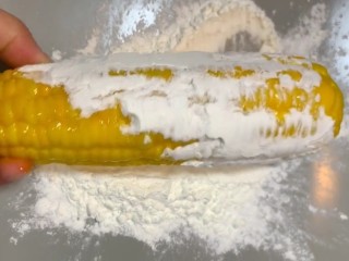 3、香酥炸玉米,再裹上一层干玉米淀粉