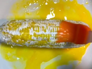 4、香酥炸玉米,再裹一层鸡蛋液