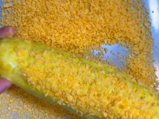 5、香酥炸玉米,最后裹上面包糠压紧
