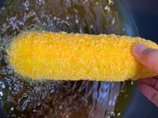 6、香酥炸玉米,油温七成热下锅炸