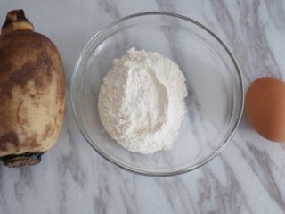 1、宝宝辅食之原香藕粑粑,准备好所需要的原材料