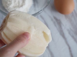 2、宝宝辅食之原香藕粑粑,将藕洗净去皮，一个藕260g左右，因为给宝宝吃无调料的我用了一半130g
