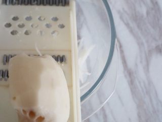 3、宝宝辅食之原香藕粑粑,准备一个插板，将半个藕插成细丝
