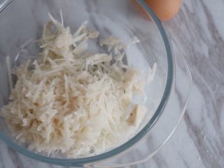 4、宝宝辅食之原香藕粑粑,插好的细丝如图所示