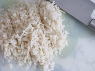 5、宝宝辅食之原香藕粑粑,因为细丝不容易成型，我们将它放在菜板上用刀切成丁，如图所示