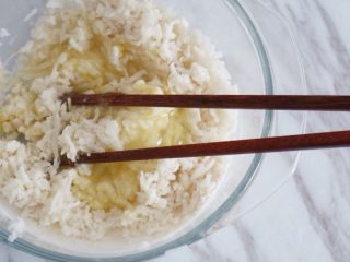 6、宝宝辅食之原香藕粑粑,因为是半个藕，我用了半没全蛋液