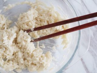 7、宝宝辅食之原香藕粑粑,然后加入面粉用筷子搅拌均匀，搅拌好的可以感觉到粘稠成坨，如图所示