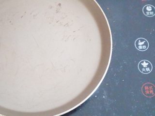 8、宝宝辅食之原香藕粑粑,活好的藕糊待用，准备平底锅开火表面刷层油，这样烙出来色泽金黄