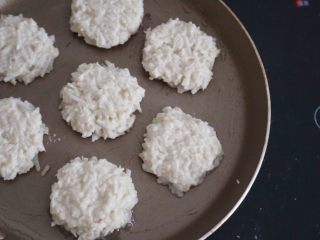 9、宝宝辅食之原香藕粑粑,用手弄成球按扁或者直接用勺子挖就可以了，如图所示