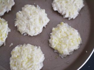 10、宝宝辅食之原香藕粑粑,一面差不多凝固时在即将翻面的这一边刷上油