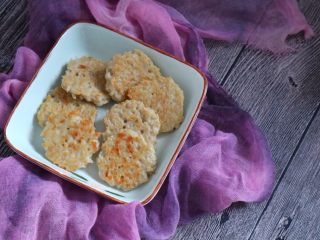 13、宝宝辅食之原香藕粑粑,宝宝特别喜欢的一款辅食，如果大人吃可以放些葱花，盐